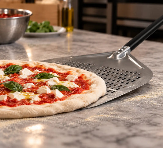 Longue Pelle à Pizza Perforée 30–35 cm | Manche Noir