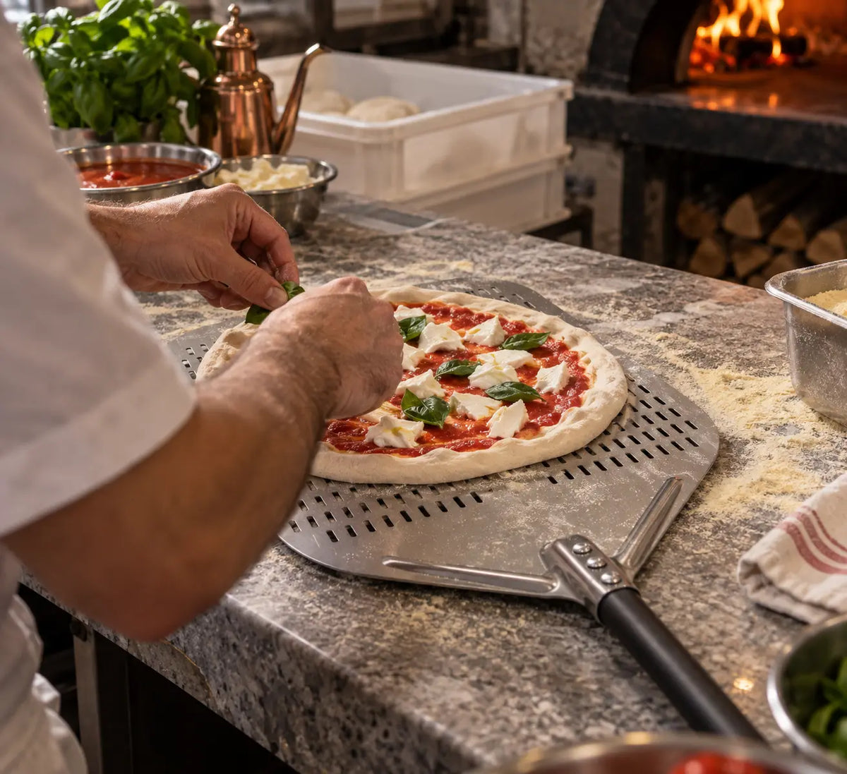 Longue Pelle à Pizza Perforée 40 cm | Manche Noir