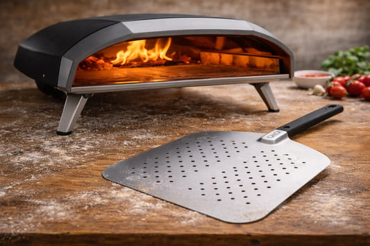 pelle à pizza à côté d'un four ooni