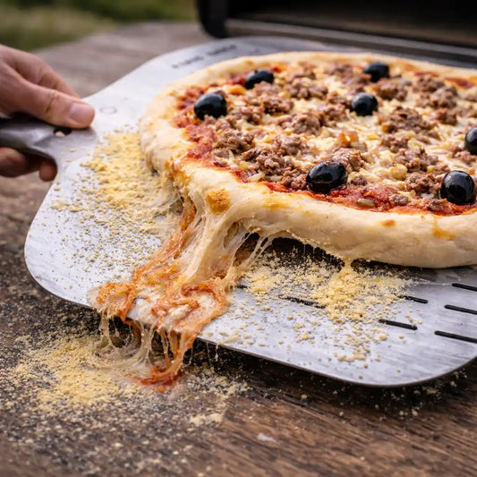 pizza qui colle malgré une grande quantité de semoule sur la pelle