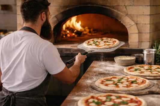 Enfourner plusieurs pizzas à la suite : comment éviter que la pelle colle ?