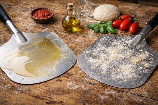 Deux pelles à pizza sur la table, l'une des pelles à pizza a de l'huile par dessus et l'autre pellle à pizza a de la farine par dessus.