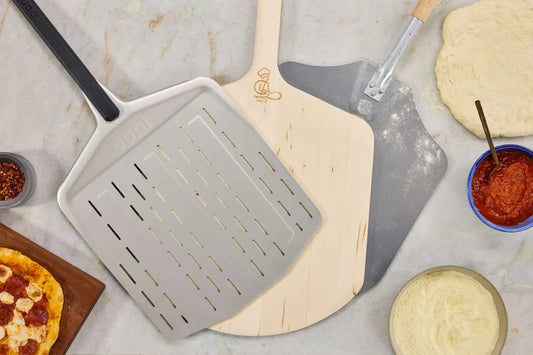 Trois pelles à pizza posée sur table, la question qui se pose est laquelle choisir