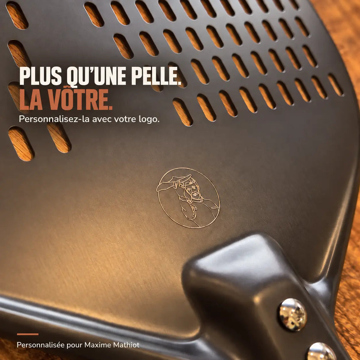 Longue Pelle à Pizza Perforée 30–35 cm | Manche Rouge