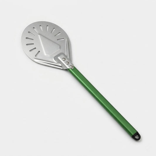 Pelle à pizza de rotation perforée en aluminium avec manche vert posée seule sur fond clair, montrant la petite tête ronde et les fentes de ventilation.