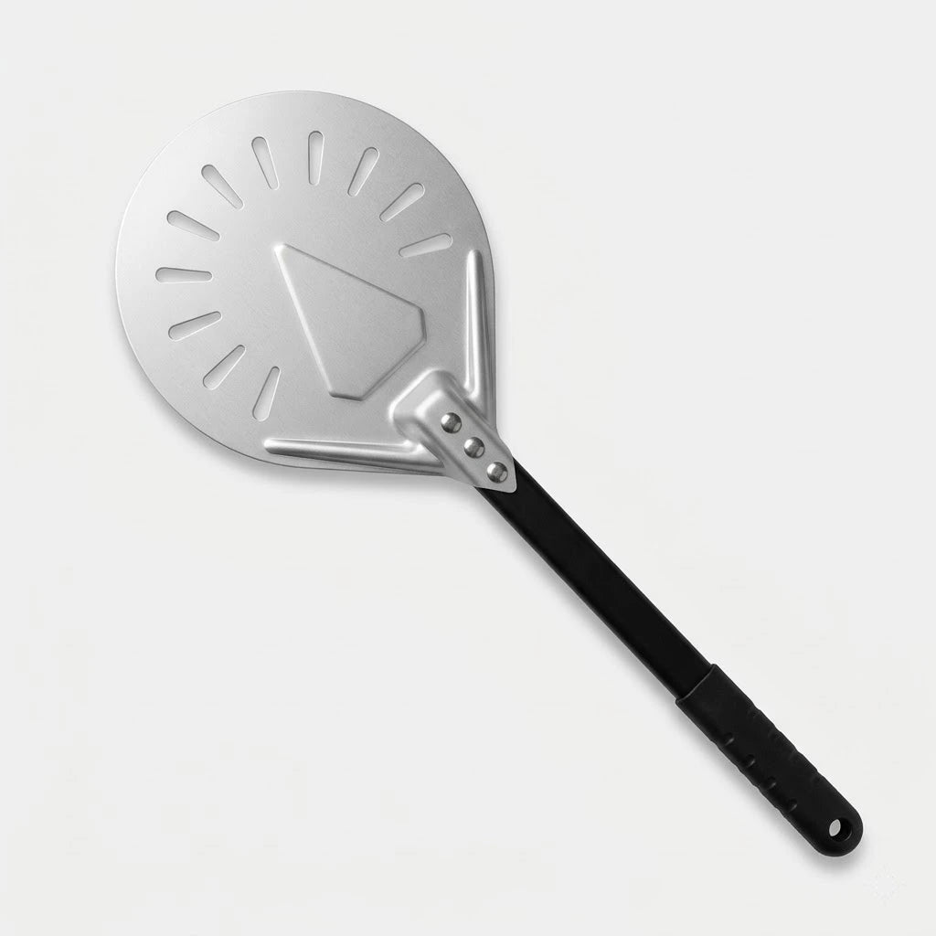 Pelle à pizza de rotation perforée en aluminium avec manche noir posée seule sur fond clair, montrant la petite tête ronde et les fentes de ventilation.