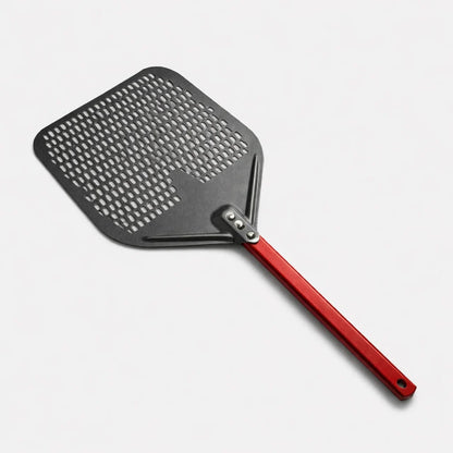 Pelle à pizza en aluminium perforée avec manche rouge, vue produit sur fond neutre