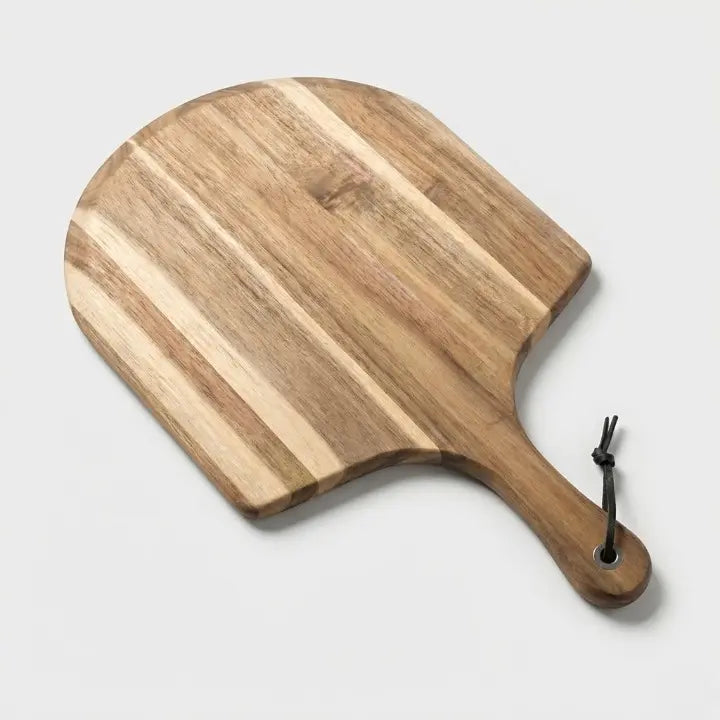 Pelle à pizza en bois d'acacia posée sur fond neutre