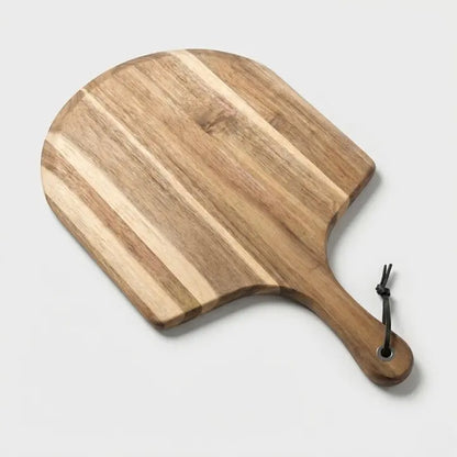 Pelle à pizza en bois d'acacia posée sur fond neutre