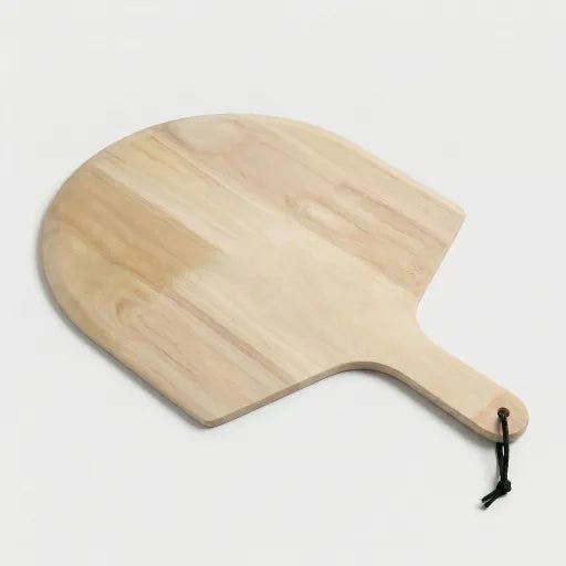 Pelle à pizza en bois pour professionnelle sur un fond neutreneutre, avec une petite accroche sur le manche