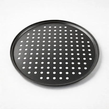 plaque à pizza noir perforée sur fond clair