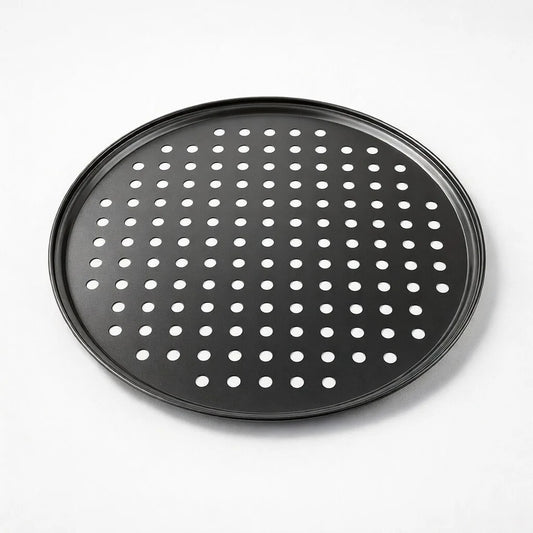 plaque à pizza noir perforée sur fond clair