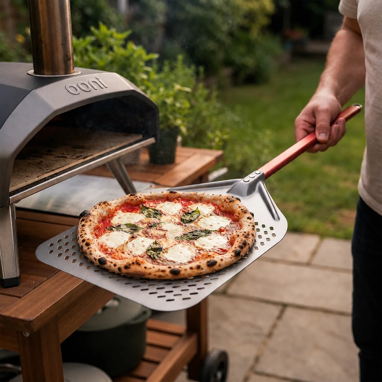 Pelle à Pizza Perforée 30-35 cm | Bord Biseauté | Rouge