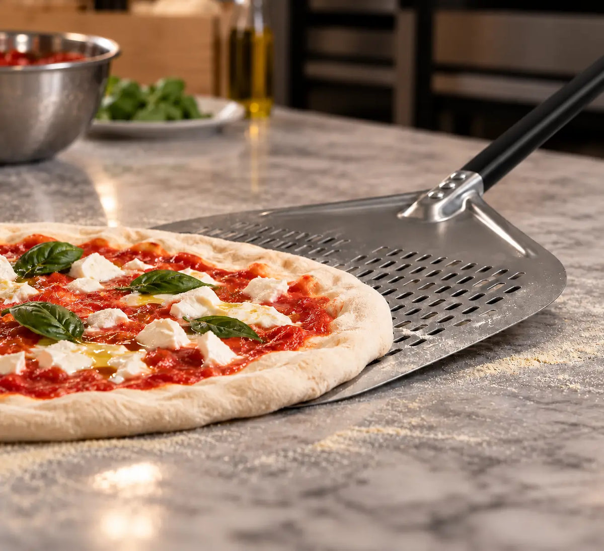 Longue Pelle à Pizza Perforée 30–35 cm | Manche Noir