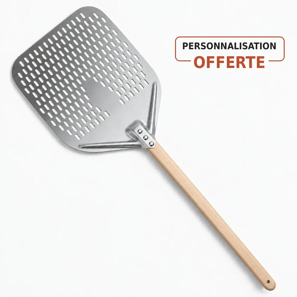 Pelle à pizza perforée avec manche en bois pour enfourner les pizzas dans un four à pizza