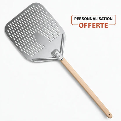 Pelle à pizza perforée avec manche en bois pour enfourner les pizzas dans un four à pizza