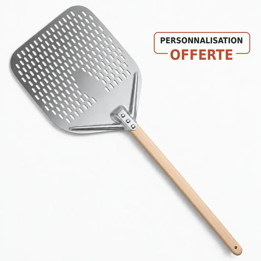 Pelle à pizza perforée avec manche en bois pour enfourner les pizzas dans un four à pizza