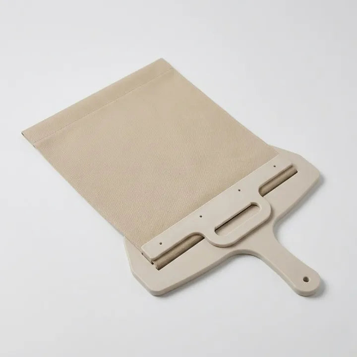 Pelle à pizza coulissante avec mécanisme de dépose intégré, vue produit sur fond neutre